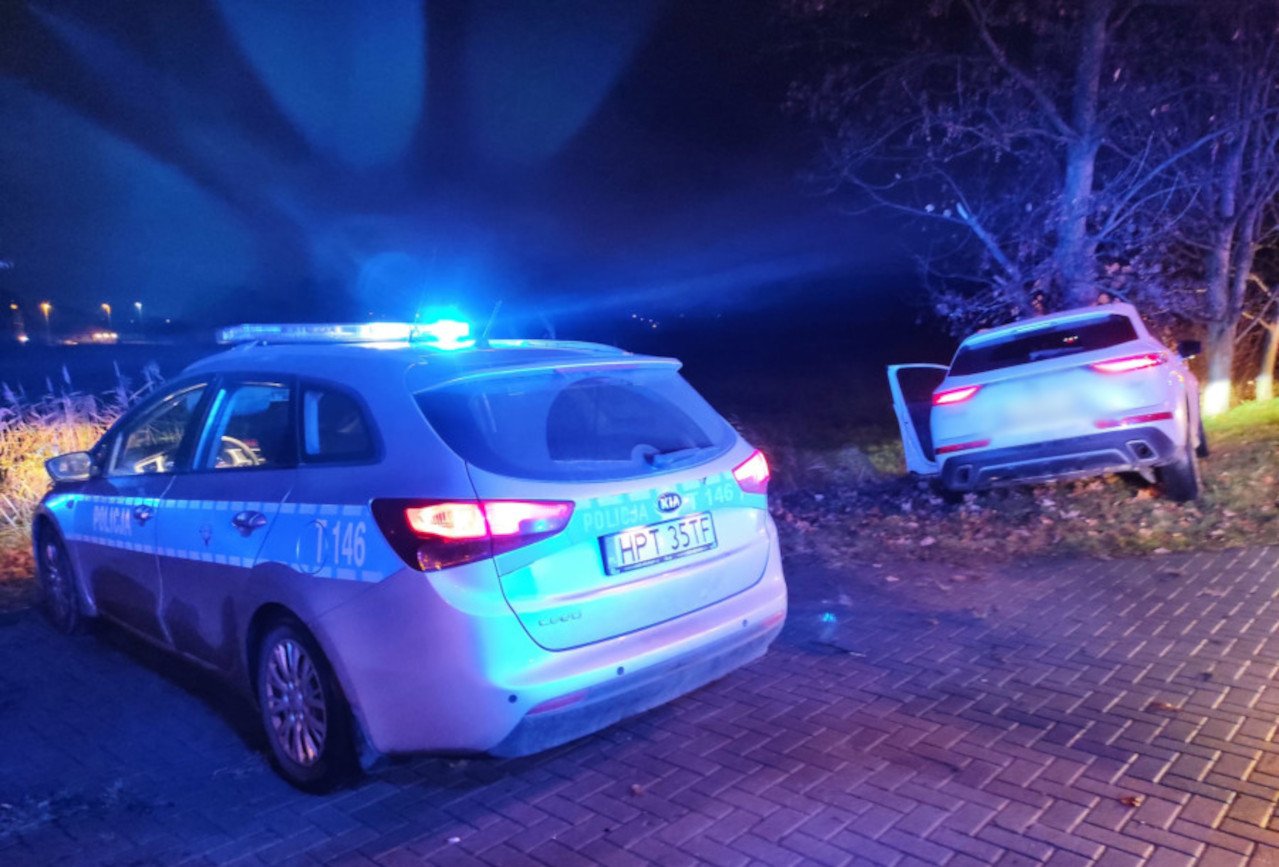 Pijany kierowca uderzył w drzewo. Nieoficjalnie: to syn prezydenta Olsztyna.