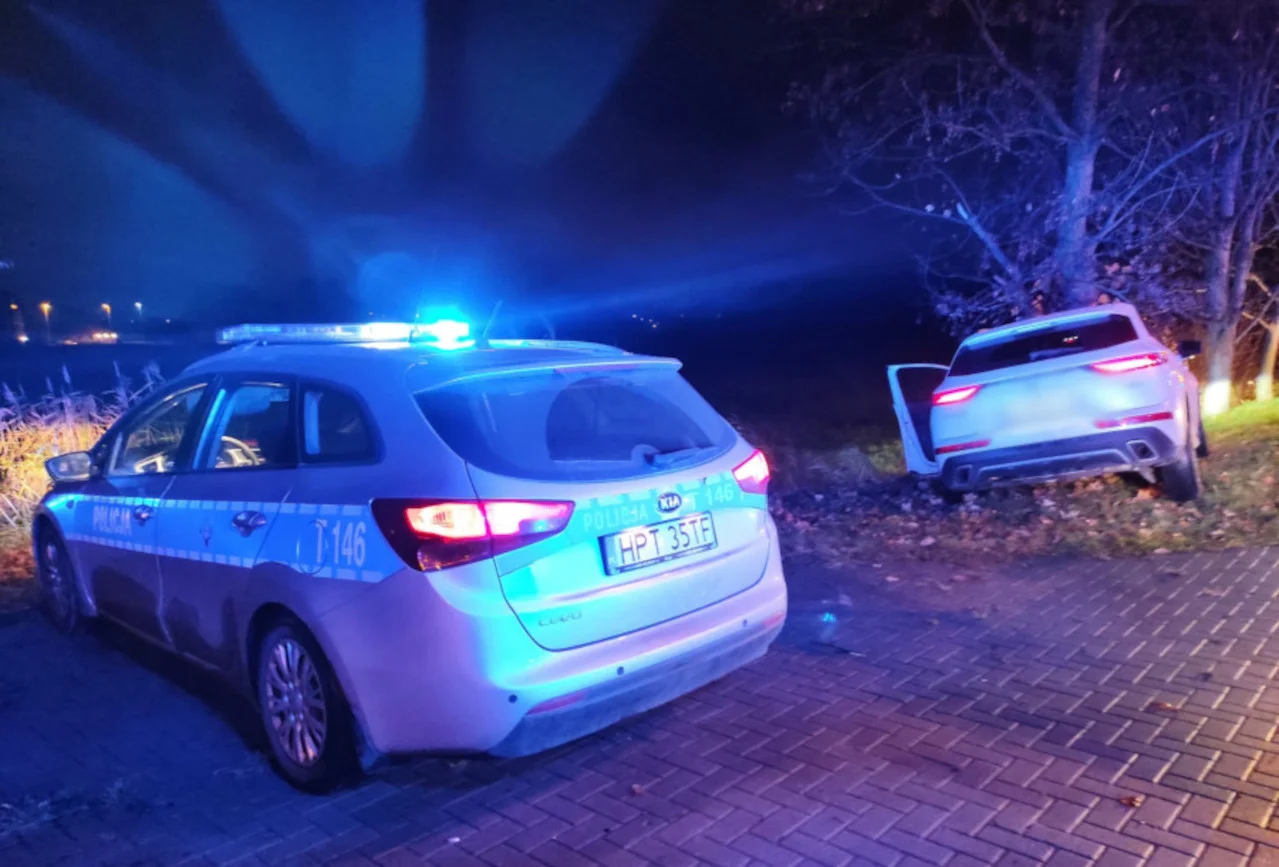 Pijany kierowca uderzył w drzewo. Nieoficjalnie: to syn prezydenta Olsztyna.