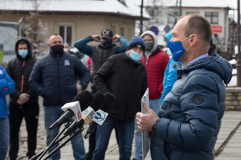 Poseł Marek Sowa próbował opowiedzieć w Lanckoronie o nieruchomościach Daniela Obajtka, ale został zakrzyczany.