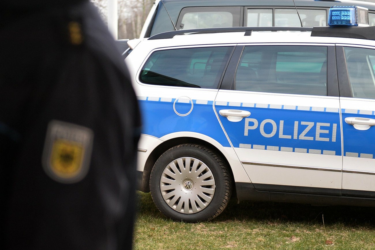 Kilka radiowozów i helikopter brały udział w pościgu za złodziejem samochodu. Zdjęcie ilustracyjne.