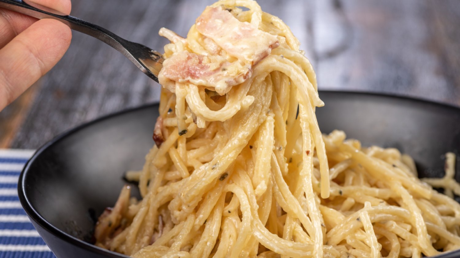Jak zrobić carbonarę? Przepis z trikiem jak we Włoszech Jak zrobić carbonarę? Przepis z trikiem jak we Włoszech