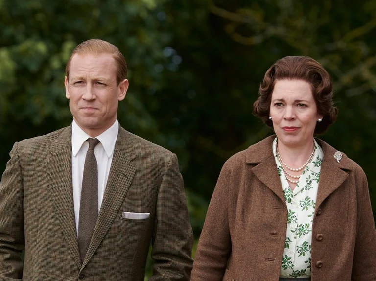 Serialowi Książę Filip i Królowa Elżbieta II w "The Crown".