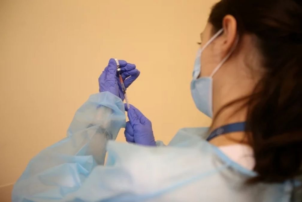 Izrael zamówił 10 mln dawek szczepionki firmy AstraZeneca, jednak w związku z obawami o możliwe skutki uboczne tamtejszy rząd zastanawia się nad wycofaniem z umowy.