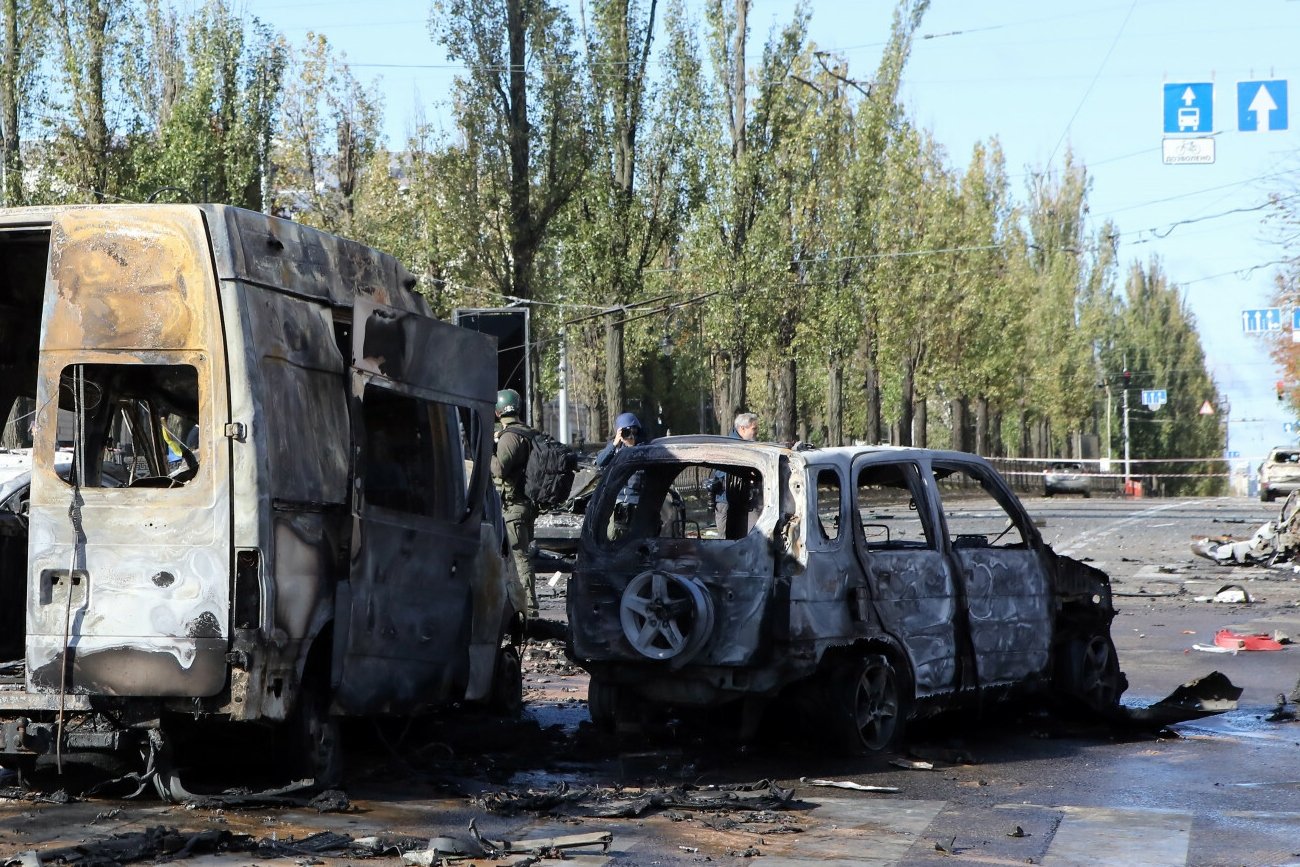 Ukraińskie władze naprawiają drogi w ostrzelanych przez Rosję miastach