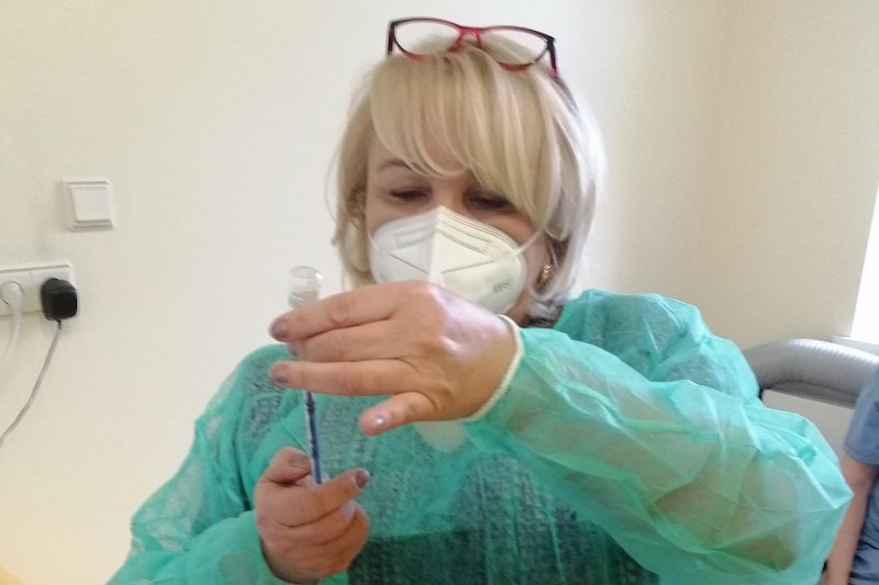 Mąż szefowej klubu radnych Prawa i Sprawiedliwości w Świdnicy miał zaszczepić się na covid-19 poza kolejką.