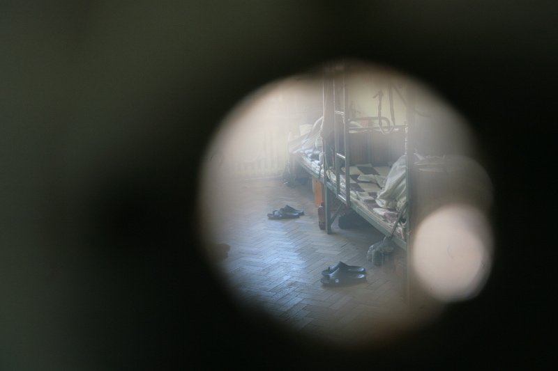 "Komórki, narkotyki, alkohol – taka kolejność". Funkcjonariusz Służby Więziennej mówi nam o liście przedmiotów najbardziej pożądanych za kratami.