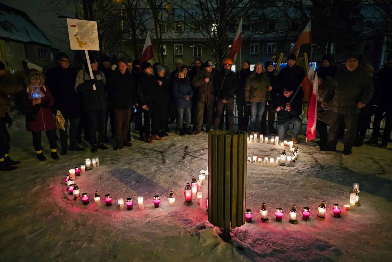 Protesty pod domem Tuska trwają. Manifestujący modlą się