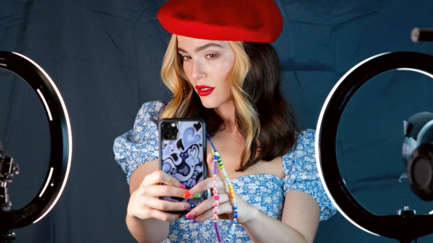 "Nie w porządku" to satyra z Zoey Deutch o internecie, kłamstwie i influencerach. "Nie w porządku" to satyra z Zoey Deutch o internecie, kłamstwie i influencerach.