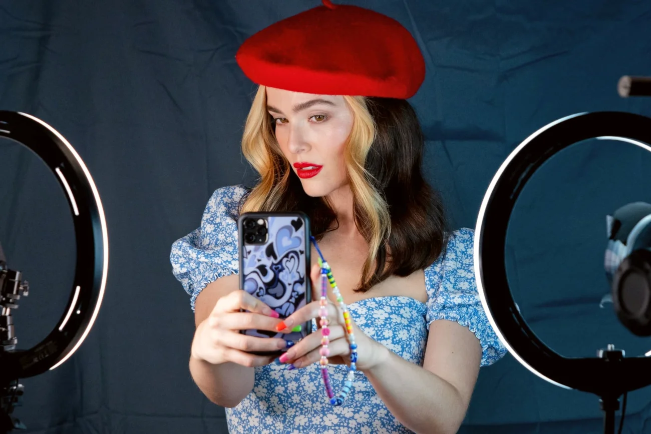 "Nie w porządku" to satyra z Zoey Deutch o internecie, kłamstwie i influencerach. "Nie w porządku" to satyra z Zoey Deutch o internecie, kłamstwie i influencerach.