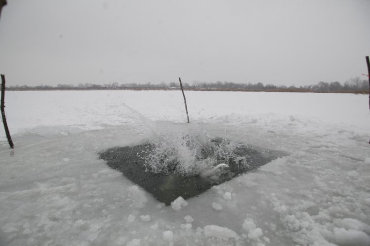 Jedna z dziewczynek wydostała się z wody sama, drugiej na pomoc ruszył 30-latek. Robawy: pod dziećmi załamał się lód, nie żyje 30-latek.