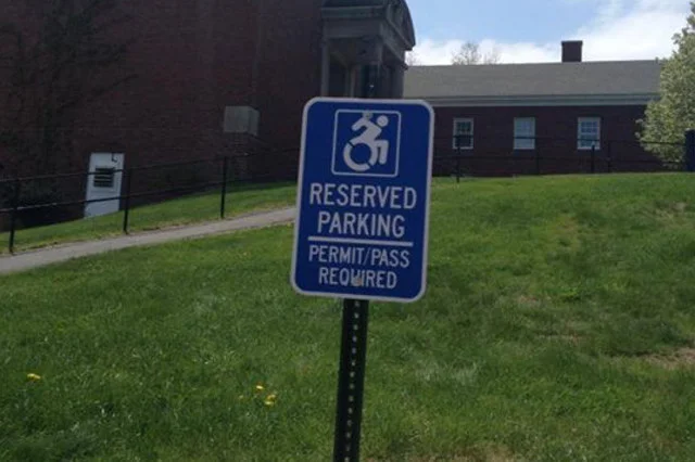 Znak stojący na terenie Gordon–Conwell Theological Seminary (South Hamilton, stan Massachusetts)