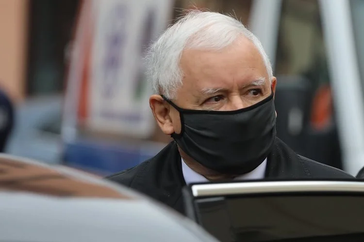 Kaczyński miał kontakt z zakażonym i poddał się autokwarantannie. Autokwarantanna Kaczyńskiego. Czym różni się od kwarantanny i izolacji?