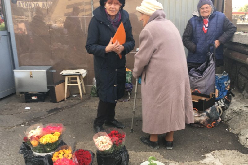 Pani Tola (w beżowym płaszczu, o lasce) i pani Danusia (w granatowej kamizelce).