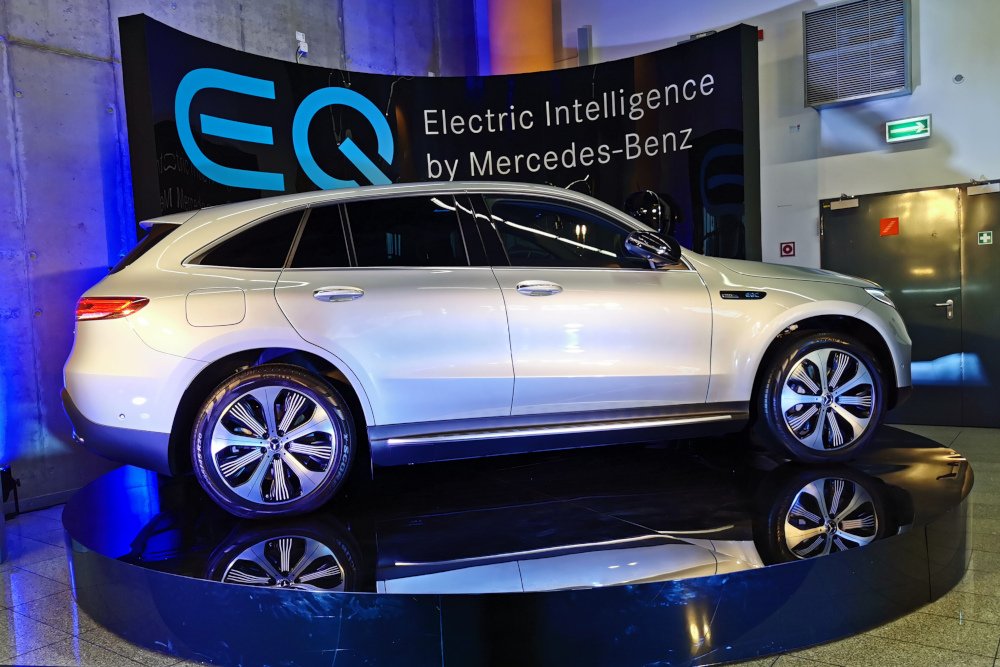 Mercedes EQC to auto w pełni elektryczne.