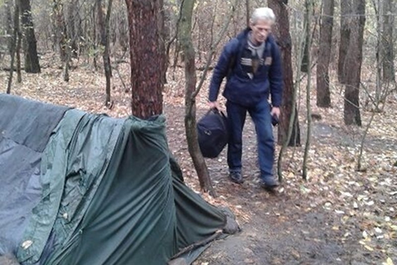 Mężczyzna przy swoim dawnym miejscu zamieszkania.