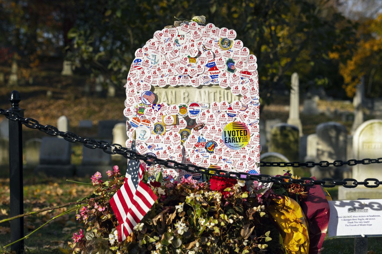 Cmentarz w Rochester w stanie Nowy Jork. Tu znajduje się grób Susan B. Anthony – po wyborach Amerykanki zostawiają naklejki z napisem: "Głosowałam".