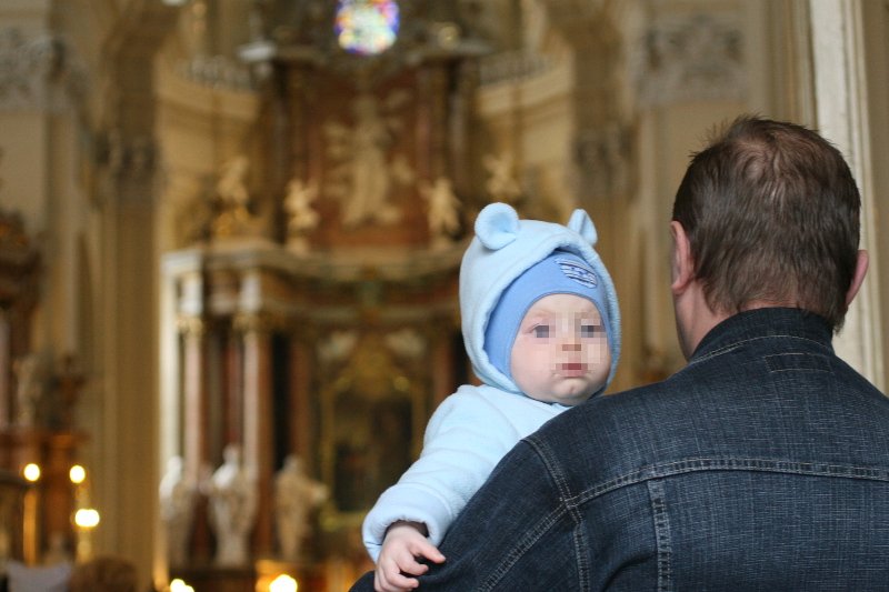 Dziadkowie nawet po kryjomu chrzczą swoje wnuki bez wiedzy rodziców. Zdjęcie poglądowe.