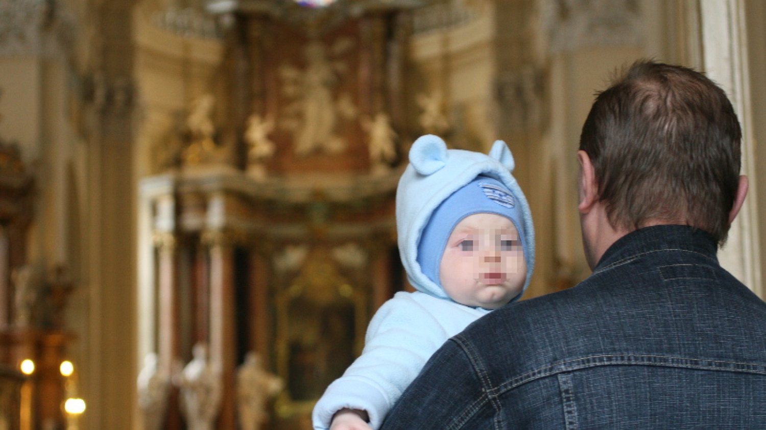 Dziadkowie nawet po kryjomu chrzczą swoje wnuki bez wiedzy rodziców. Zdjęcie poglądowe.