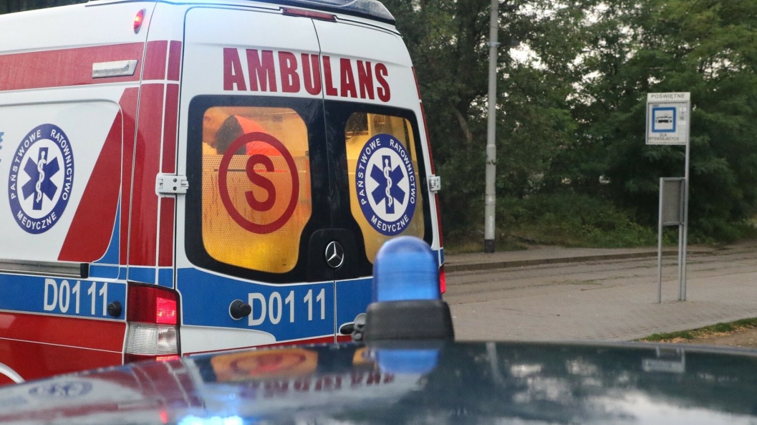 Policja, karetka. Zdjęcie ilustracyjne.