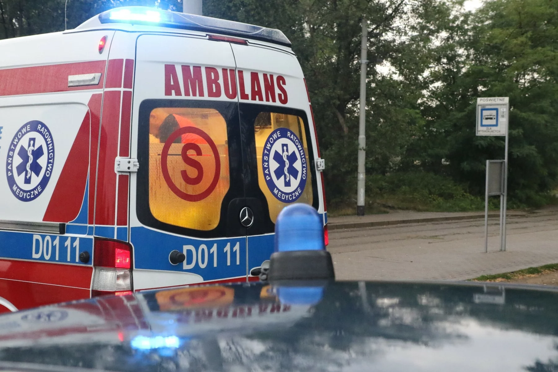 Policja, karetka. Zdjęcie ilustracyjne.