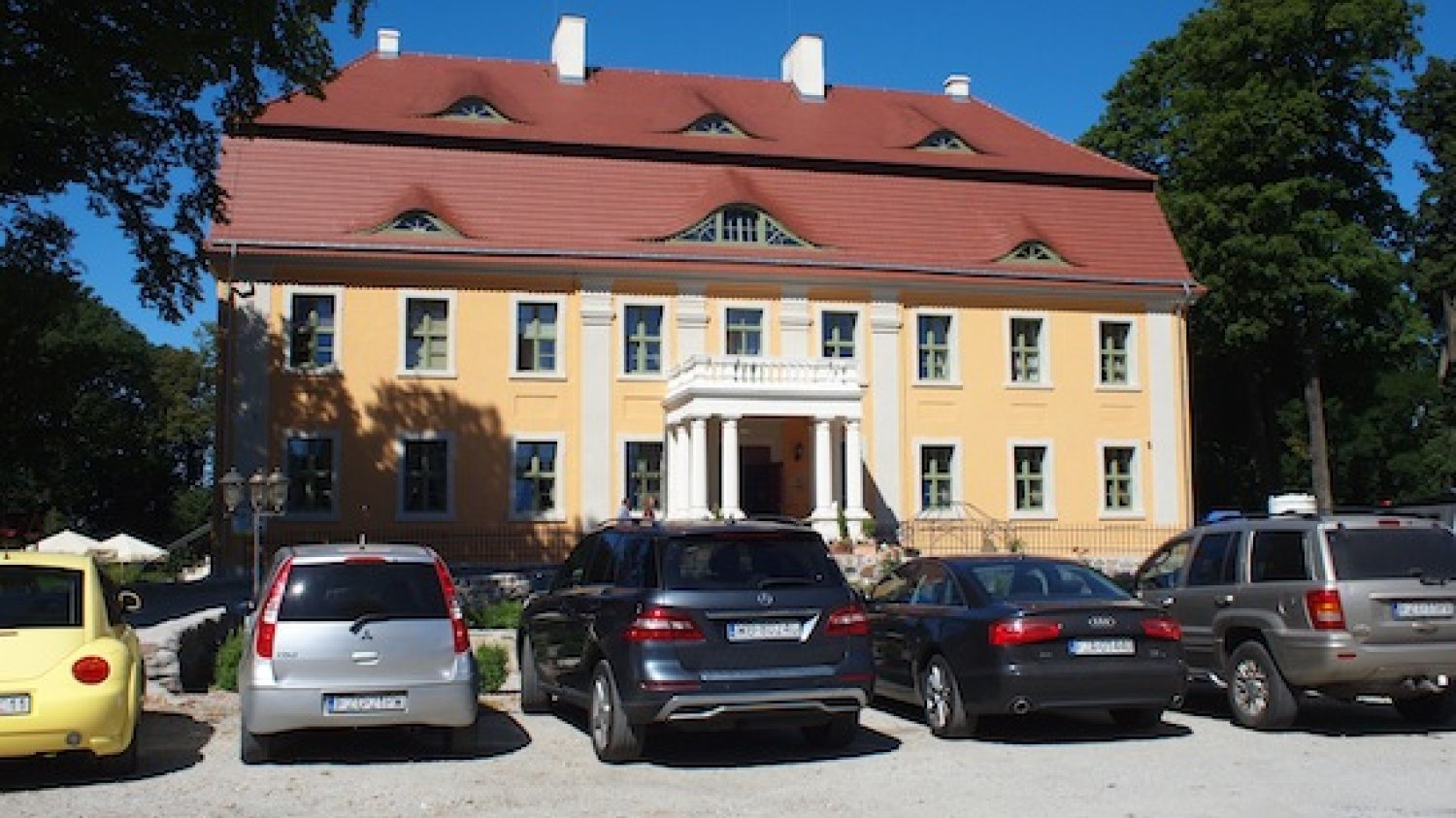 Pałac w Wiechlicach do niedawna był ruiną. Dziś znajdujący się w nim hotel jest pełen gości.