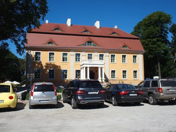 Pałac w Wiechlicach do niedawna był ruiną. Dziś znajdujący się w nim hotel jest pełen gości.
