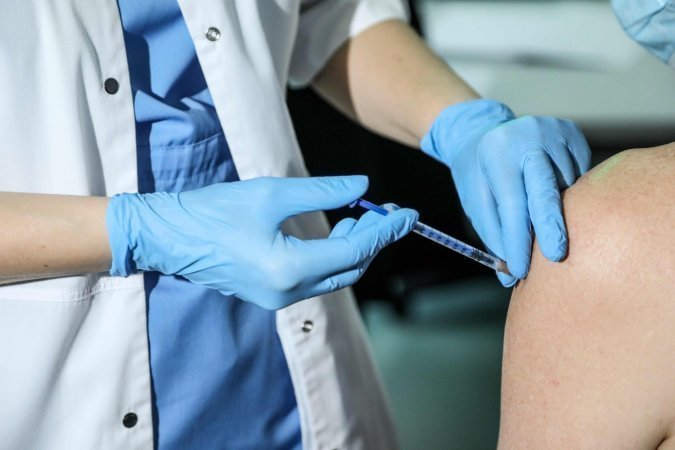 COVID-19. Nowelizacja ustawy ws. ograniczeń związanych z pandemią oraz szczepień.