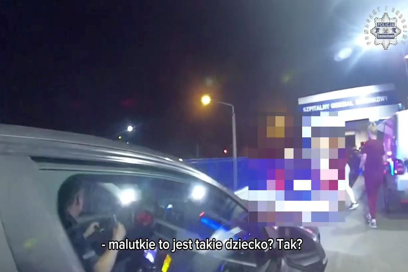 Częstochowscy policjanci eskortowali auto kierowcy wiozącego dziecko do szpitala.