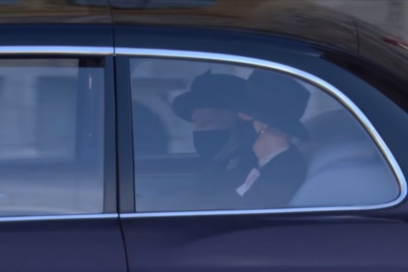 Królowa miała w torebce dwie pamiątki związane z jej mężem.