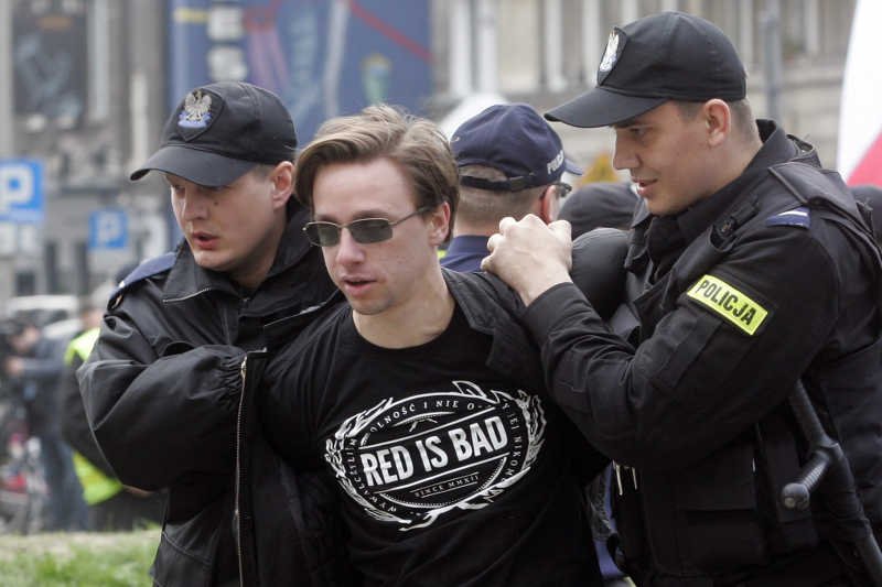 Krzysztof Bosak przekonuje, że policja nadużyła siły usuwając narodowców protestujących przeciw odbudowie tęczy na placu Zbawiciela.