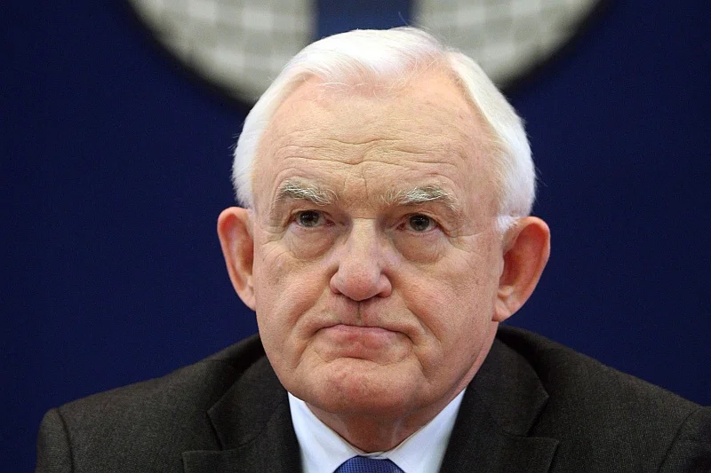 Leszek Miller został oblany nieznaną substancją. Byłego premiera zaatakowano w Sieradzu.