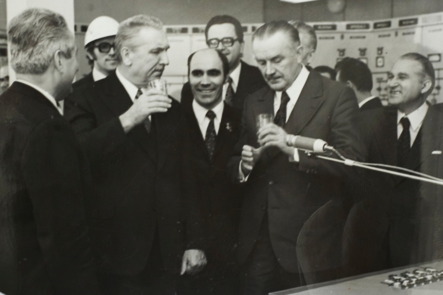Na zdjęciu - otwarcie stacji uzdatniania wody dla Łodzi w roku 1973. Obok I sekretarza PZPR Edwarda Gierka stoi premier PRL Piotr Jaroszewicz. W 1992 r. został on zamordowany wraz z żoną w swojej wilii w Aninie.