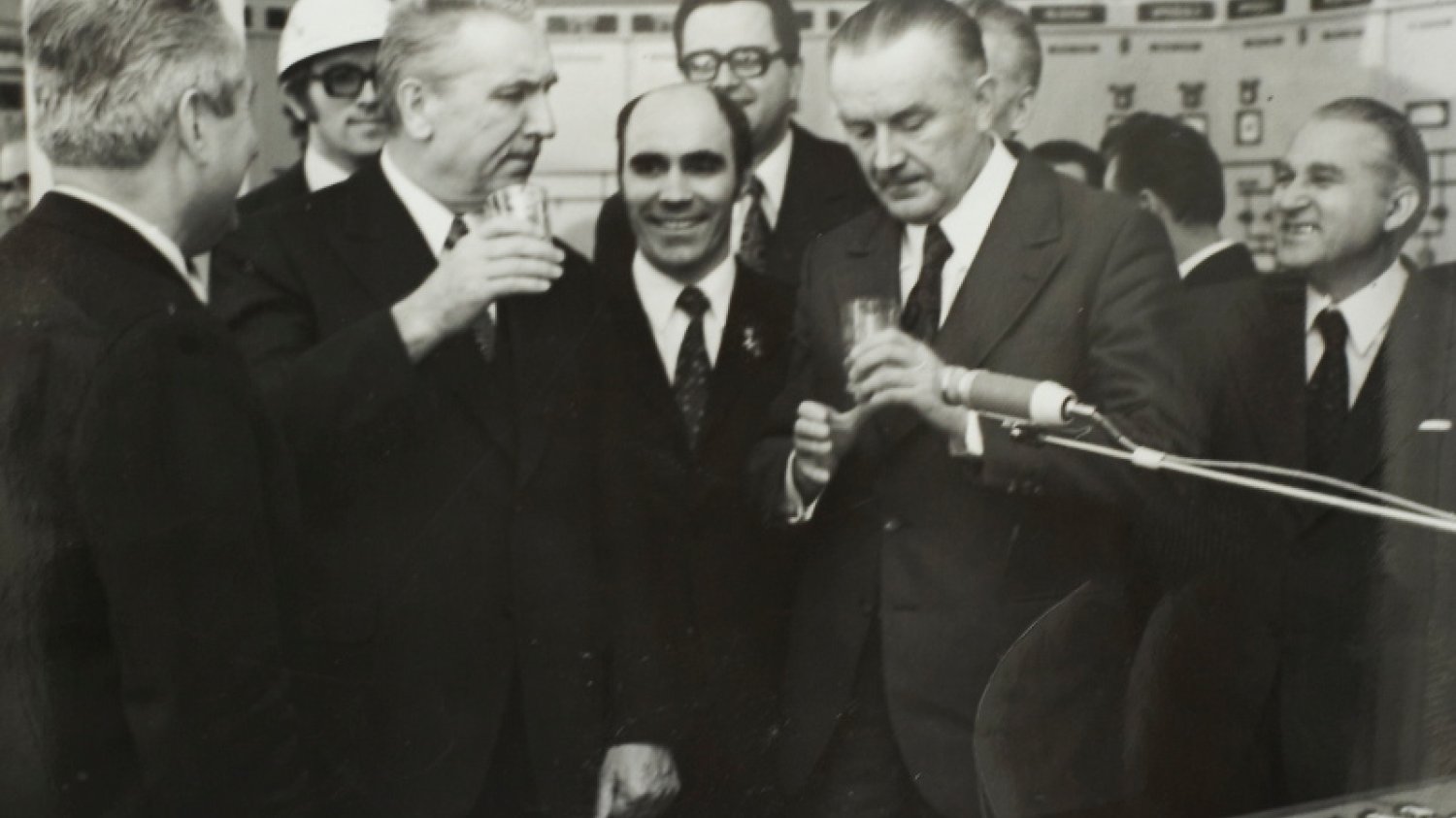 Na zdjęciu - otwarcie stacji uzdatniania wody dla Łodzi w roku 1973. Obok I sekretarza PZPR Edwarda Gierka stoi premier PRL Piotr Jaroszewicz. W 1992 r. został on zamordowany wraz z żoną w swojej wilii w Aninie.