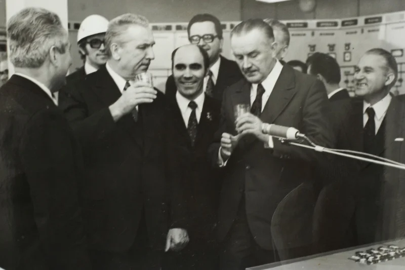 Na zdjęciu - otwarcie stacji uzdatniania wody dla Łodzi w roku 1973. Obok I sekretarza PZPR Edwarda Gierka stoi premier PRL Piotr Jaroszewicz. W 1992 r. został on zamordowany wraz z żoną w swojej wilii w Aninie.