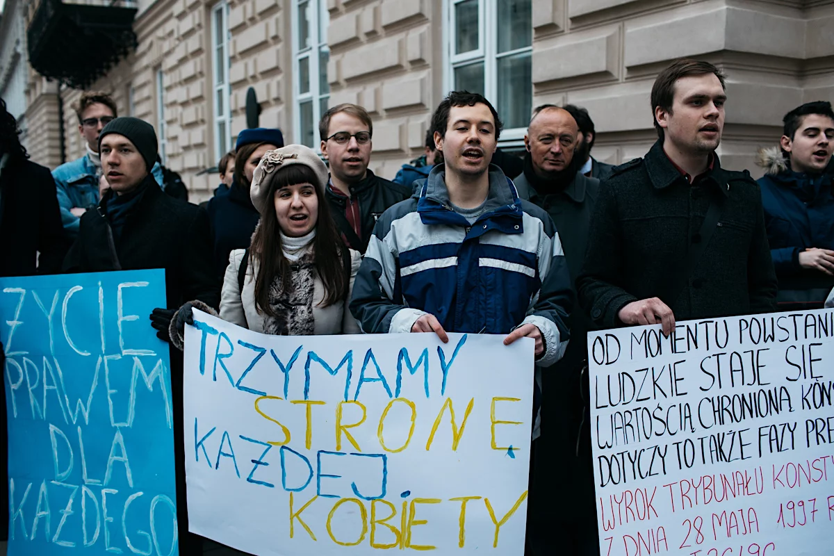 "Chcemy okazać nasze wsparcie dla najszerszej możliwej ochrony życia ludzkiego" – deklarowali organizatorzy białego protestu przed bramą UW.