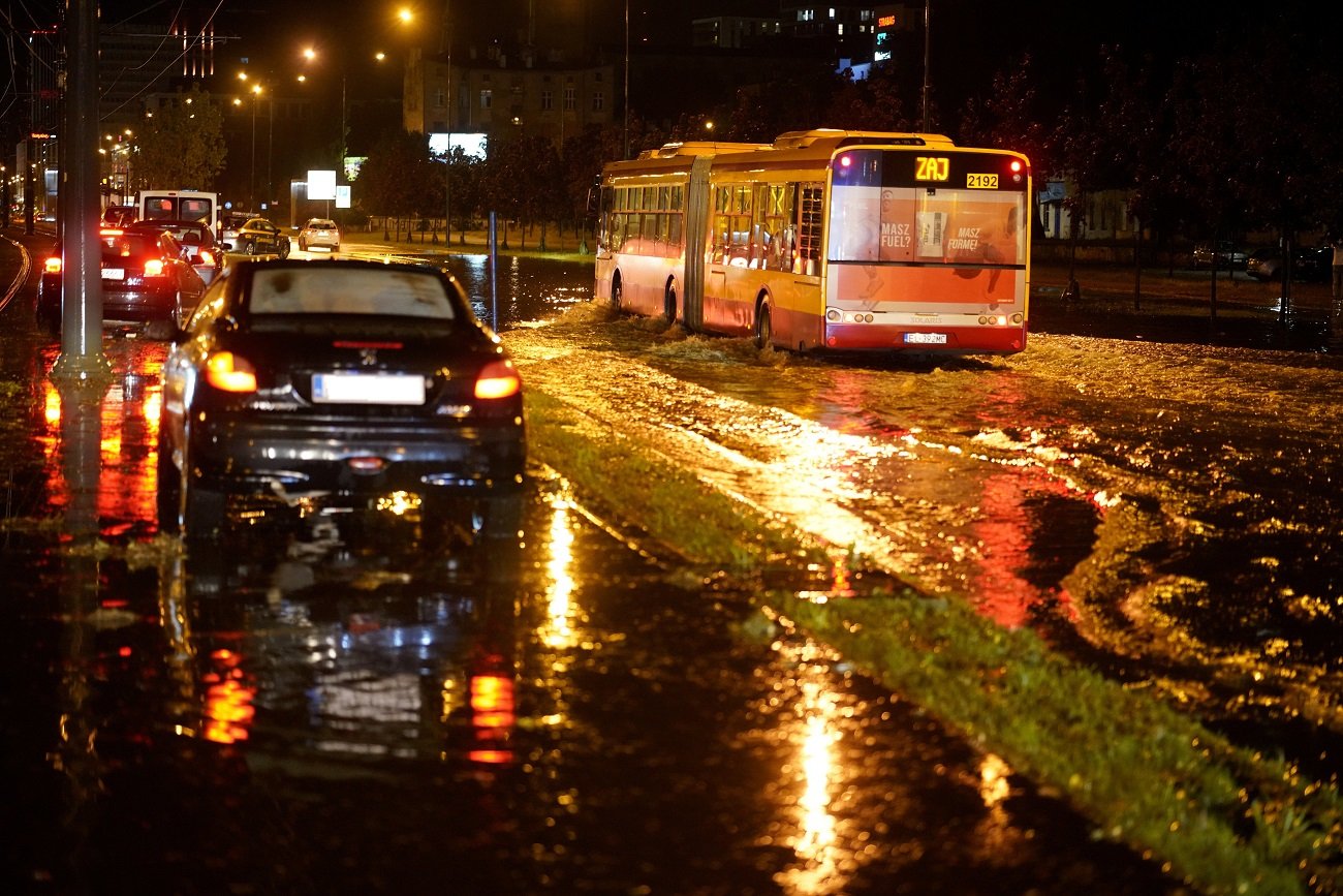 Z powodu nawałnic wiele ulic było zalanych m.in. w Łodzi. W całej Polsce strażacy interweniowali kilka tysięcy razy.