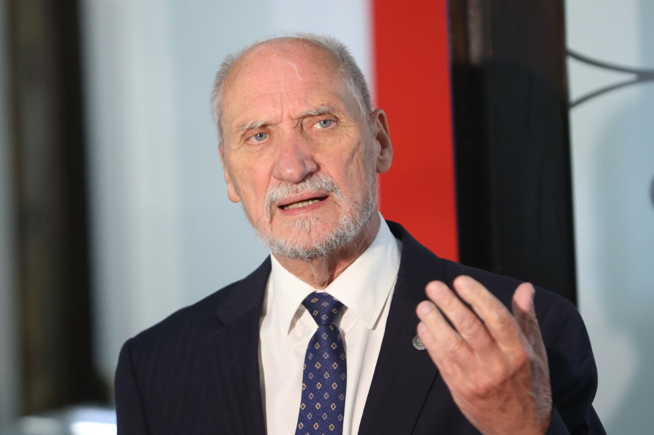 Macierewicz odpalił się w TV Republika. Tak skomentował miażdżący raport MON Antoni Macierewicz
