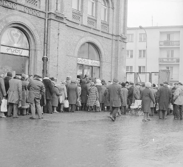 Kolejka przed sklepem Centrali Rybnej. Każdy przecież chciał jeść w Wigilię "tradycyjnego" karpia.