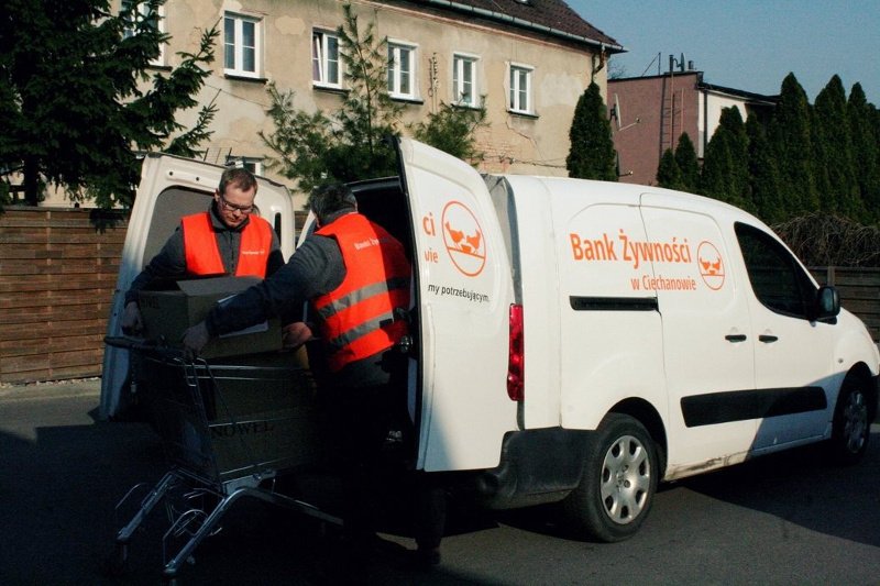 Paczki żywnościowe dla osób przebywających na kwarantannie ufundowały Pudliszki. Logistyką zajmują się Banki Żywności.