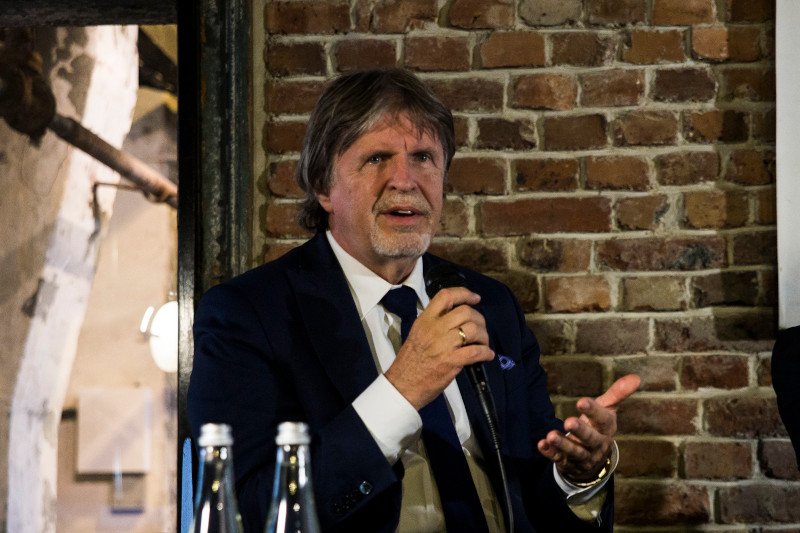 Andrzej Sośnierz krytykuje PiS za walkę z koronawirusem.