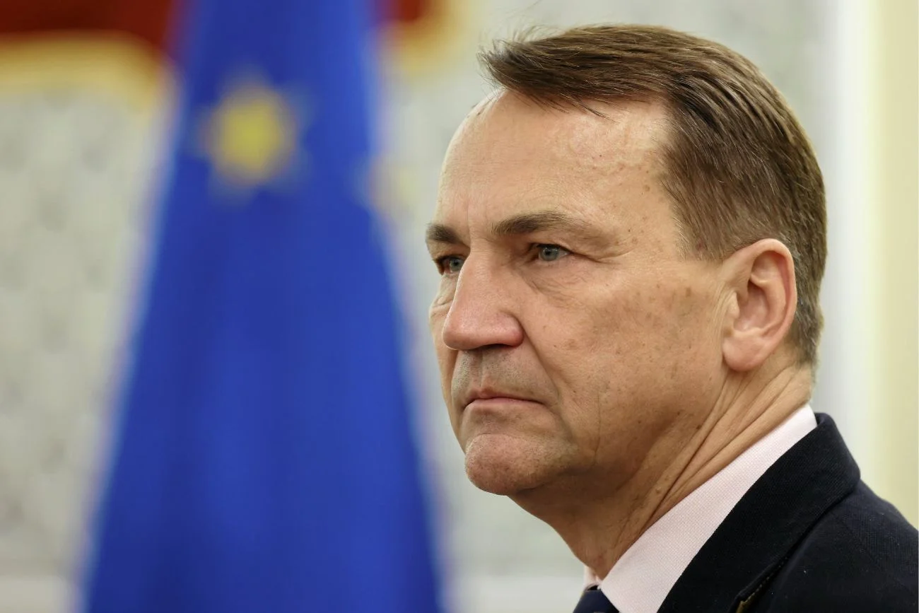 Sikorski reaguje na strzelaninę we Lwowie. "Wstrząsająca wiadomość" Sikorski wstrząśnięty strzelaniną we Lwowie. Tak wspomina Parubija