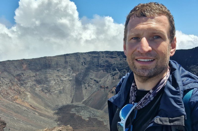Grzegorz Gawlik na wulkanie Piton De La Fournaise.