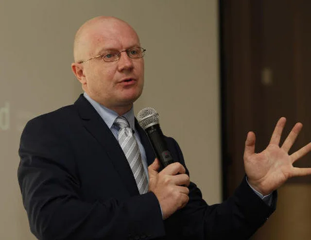 Prof. Maciej Duszczyk w trakcie debaty o skutkach migracji w Pałacu Sobańskich