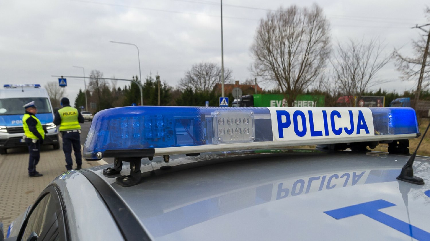 Kierowca wjechał busem w drzewo i staranował przechodniów. Wśród nich był 5-latek.