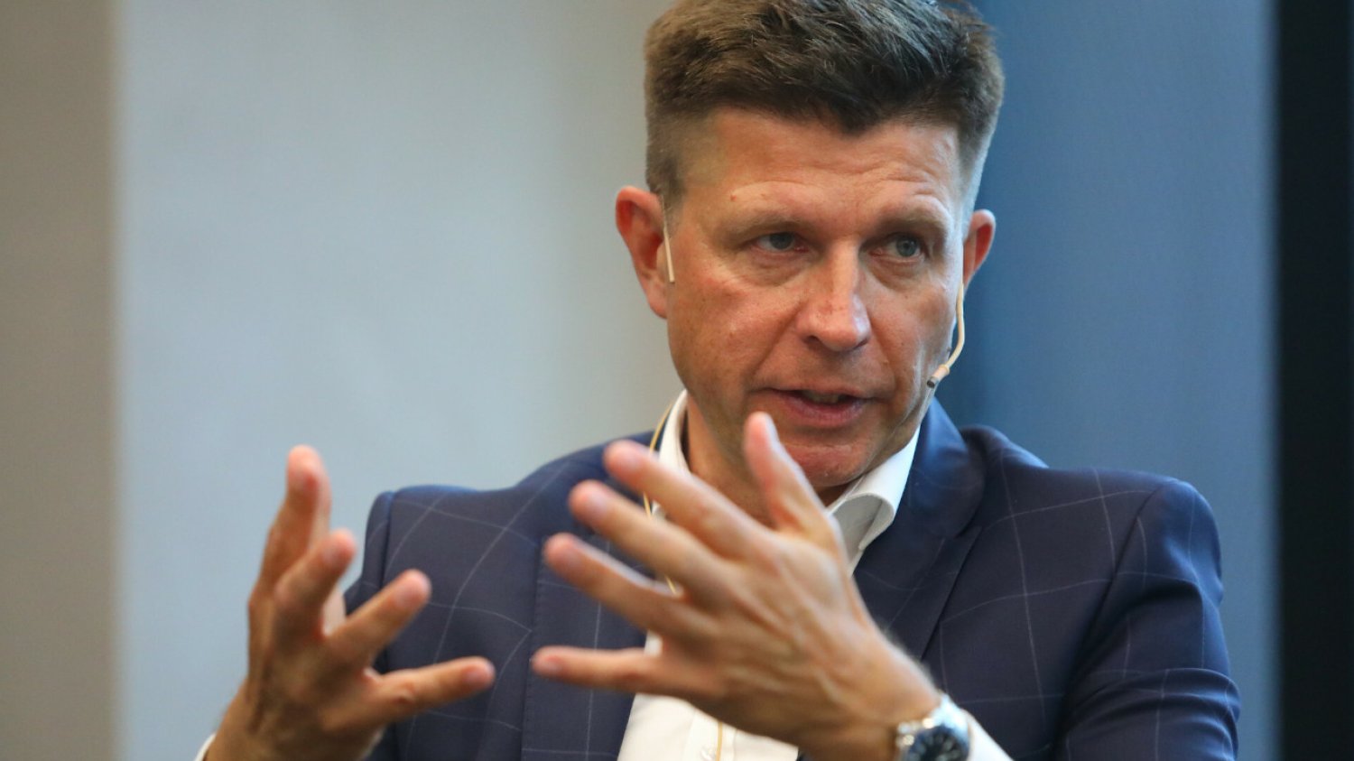 "Zawsze dotrzymuję obietnic. 15 października zmierzę się z Mentzenem w Warszawie" – przekazał Ryszard Petru.