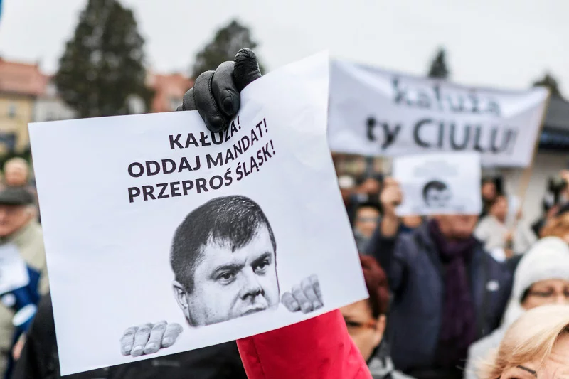 Wojciech Kałuża od kilku dni nazywany jest głównie zdrajcą, ale ze strony byłych kolegów i koleżanek padają też bardziej dosadne określenia.