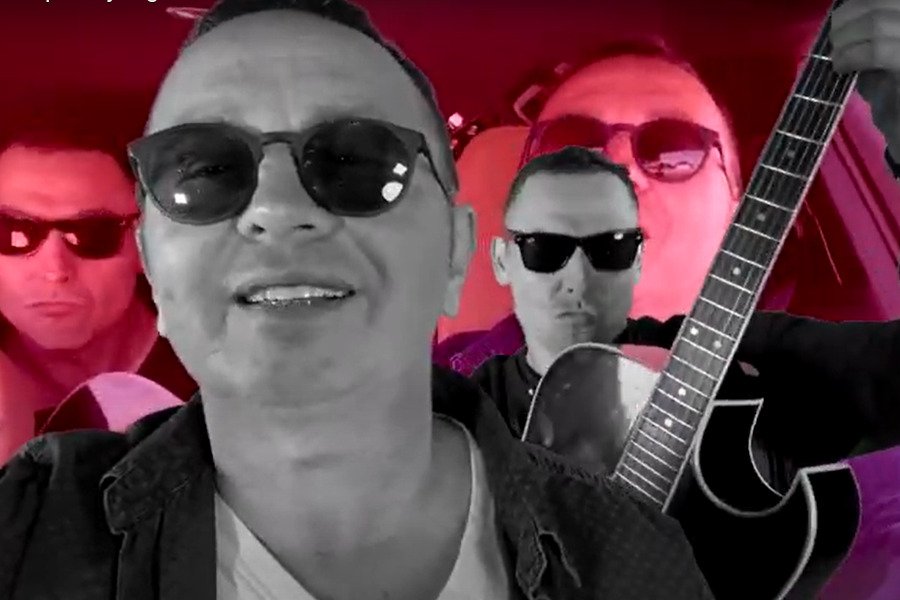 Piosenka Kabaretu pod Wyrwigroszem uderza w PiS