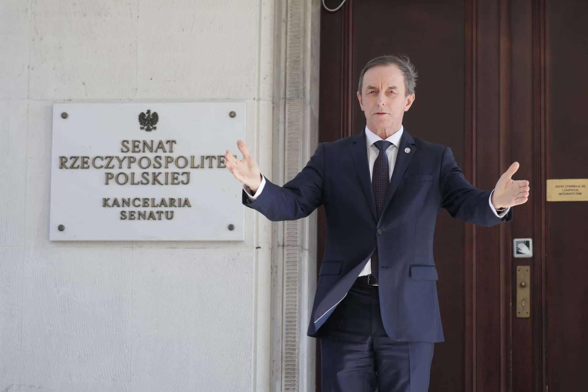 Podczas nocnego głosowania w Senacie przyjęto poprawki w sprawie przeprowadzenia najbliższych Wyborów Prezydenckich 2020. Tomasz Grodzki, marszałek Senatu po nocnym głosowaniu w sprawie Wyborów Prezydenckich 2020.