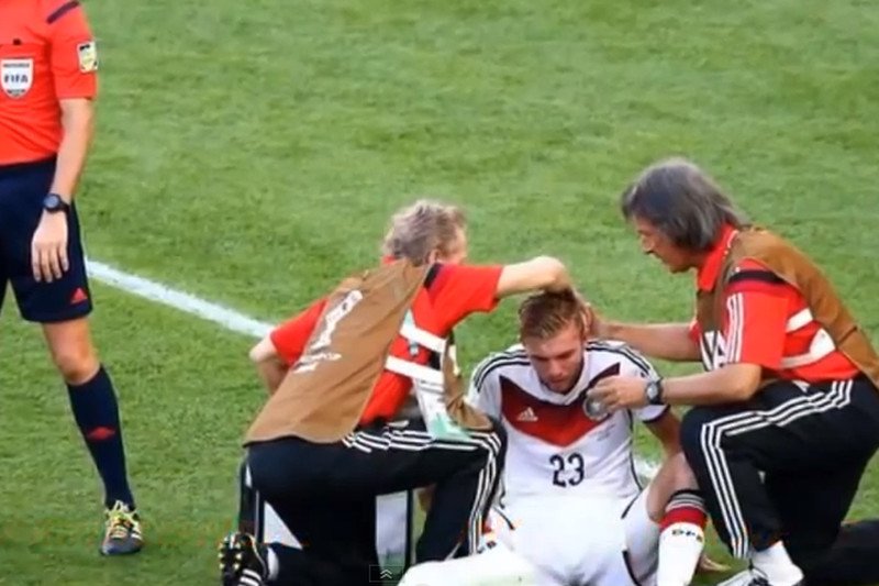 Sanitariusze pomagają Kramerowi, który doznał wstrząśnienia mózgu.