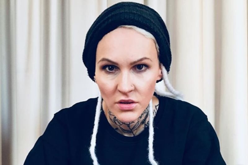 Agnieszka Chylińska wytatuowała napis "LOVE ME" na twarzy.